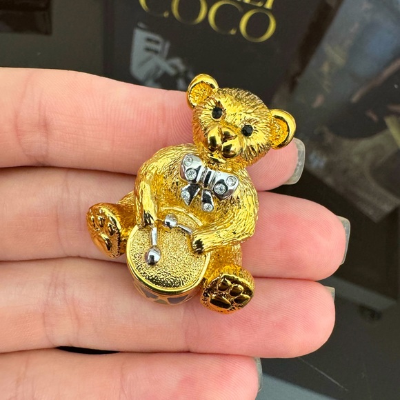 LOT 2237 18K gold plated Burberrys vintage bear brooch - Picture 1 of 13